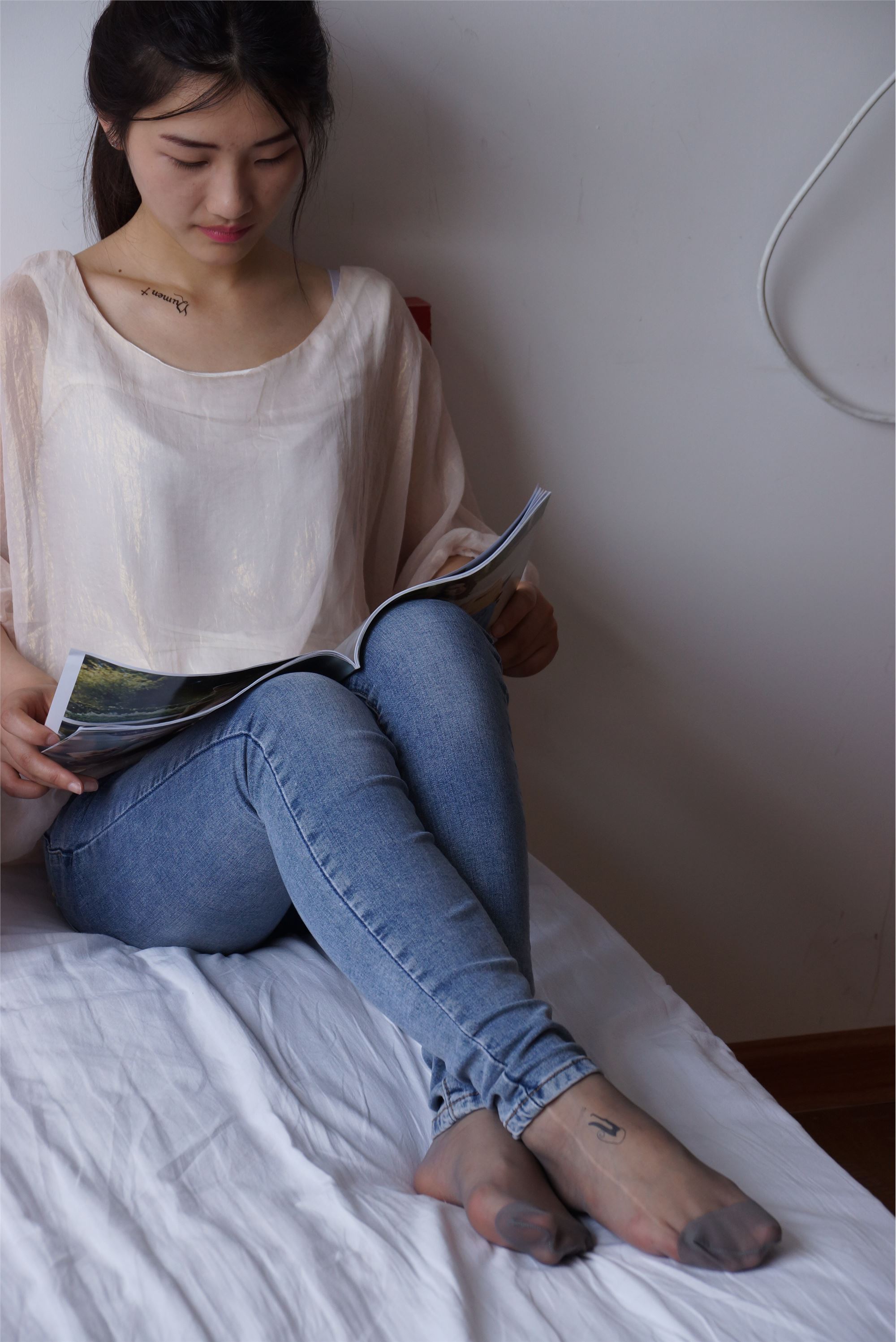 自由摄影 No.005 惬意的周末经典短灰丝陪你看看书